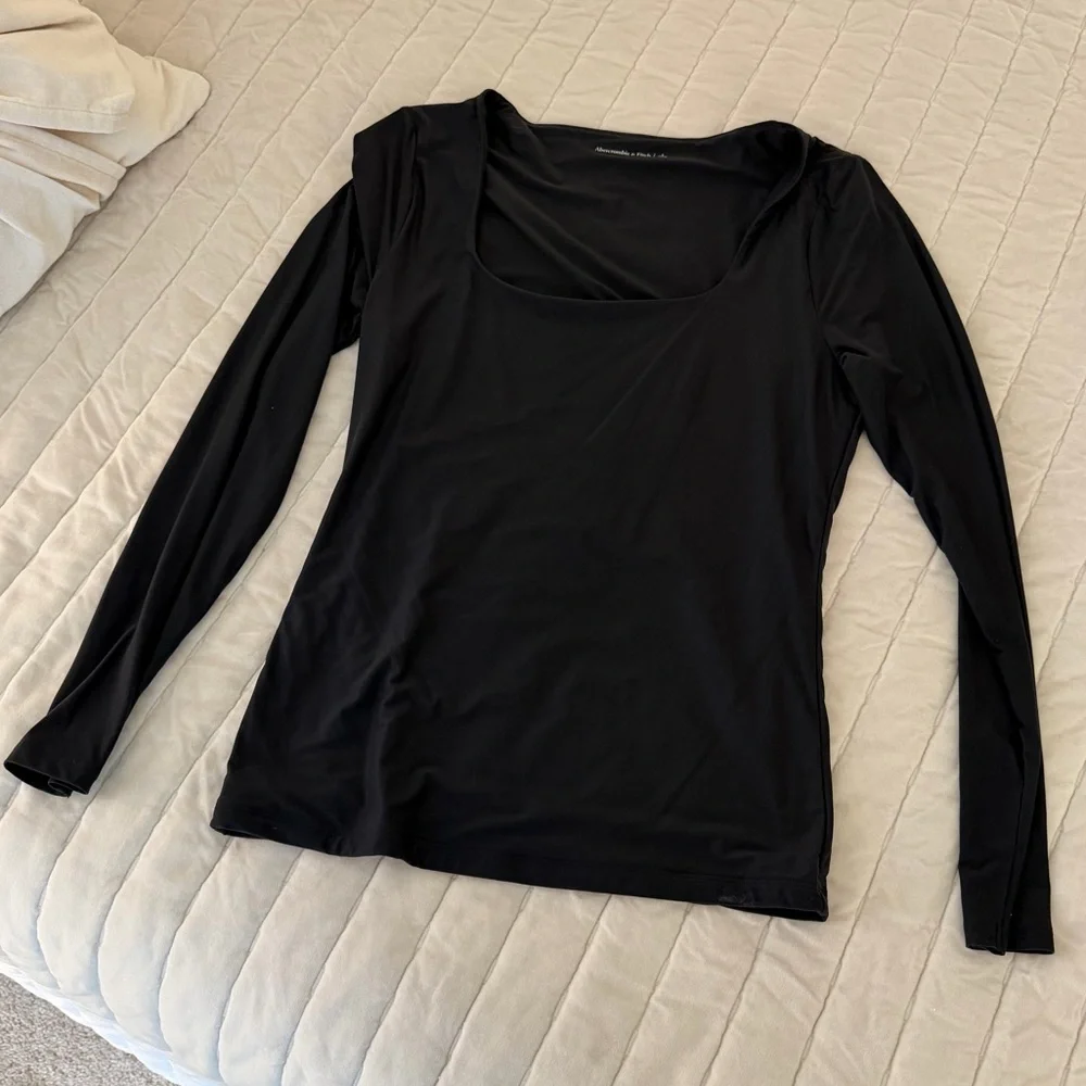 A&F Soft Matte Seamless Long-Sleeve Tuckable Squareneck Top large - Picture 1 of 3